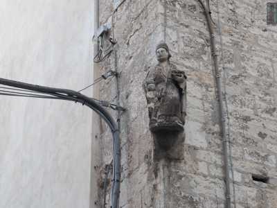 ...si trova oggi ad angolo tra strada santa Teresa dei Maschi e strada della Torretta, l� dove probabilmente venne successivamente trasferita